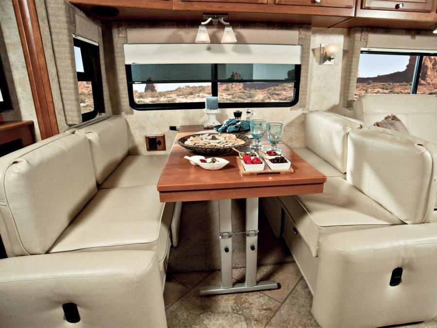 Интерьер Winnebago Journey 40U 2012 года  (фото 3 из 4)